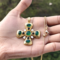 Pendentif Croix Catholique Religieuse Mode Joyas en Onyx Vert, Multiples Pierres Précieuses et Perles, avec Accent CZ Noir, Plaqué Or 18K, Laiton Massif, Classique