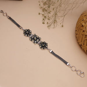 กำไลข้อมือทองเหลืองโบราณประดับลูกปัดและเพชรคิวบิกเซอร์โคเนีย ดีไซน์ลายดอกไม้เรขาคณิตสไตล์วินเทจ ของขวัญสำหรับผู้หญิงในงานแต่งงานแบบชาติพันธุ์ - Product Image 3