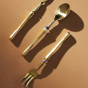 Ensemble de couverts de luxe dorés avec des poignées fines et élégantes, style de table moderne pour hôtels haut de gamme, événements et cadeaux. - Product Image 1