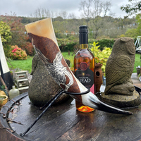 Corne à boire Odin Raven en corne de buffle naturelle, style Viking, écologique, sculptée, avec support métallique élégant, pour Mead, Bière, Ale, Nouvel An