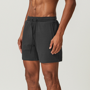 กางเกงขาสั้นกีฬาผู้ชายสีเทาเข้มแบบมีเชือกผูก มีกระเป๋า ผ้าถักระบายอากาศ ดีไซน์เอวกลาง สวมใส่สบายๆ - Product Image 3