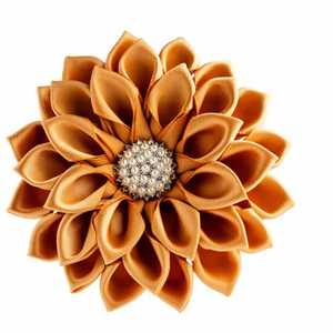 Broche de Flor Dorado, Elegante Pin Floral de Tela, Accesorio para Mujer, Decoración de Moda de Lujo con Diseño de Centro de Cristal - Product Image 4