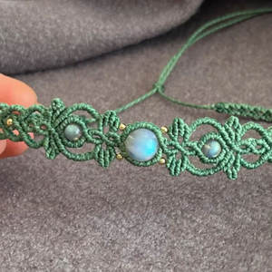 Diadema de Macramé con Labradorita y Piedra Lunar, Verde Menta, Tejida a Mano, Accesorio para el Cabello, Tiara Boho, Joyería - Product Image 2