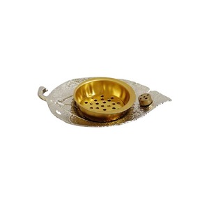 Brûleur d'encens artisanal en laiton en forme de feuille avec design en maille, utilisation aromatique, support décoratif toutes saisons - Product Image 2