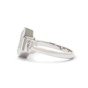 Bague de fiançailles, de mariage et d'anniversaire classique pour femme en argent sterling 925 avec serti clos et cinq pierres de moissanite taille hexagonale VVS - Product Image 4