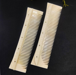 Peignes à cheveux de style viking de qualité supérieure, écologiques, en corne de buffle sculptée, plusieurs choix de motifs, créations naturelles d'Inde - Product Image 1