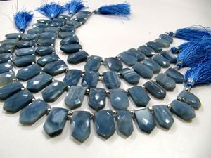 Cuentas facetadas de ópalo azul natural en forma de lápiz y flecha - Product Image 3