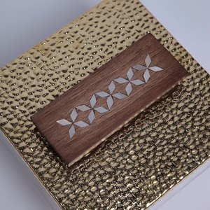 กล่องขนมรูปพระจันทร์เสี้ยว LuxeWood พรีเมียม ทำจากไม้ ตกแต่งด้วยโลหะและมุกอะคริลิค สำหรับใส่ขนมในช่วงรอมฎอน เหมาะสำหรับเป็นของขวัญและในเทศกาลต่างๆ - Product Image 6