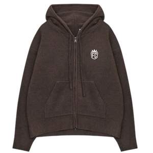 Sweat à capuche zippé en tricot marron avec emblème – Vêtement décontracté et confortable pour hommes et femmes – Sweat à capuche zippé élégant avec logo pour un confort quotidien - Product Image 1