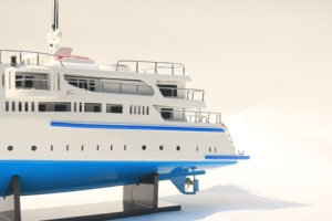 Yacht en bois Karma Fushi fait main - Modèle de bateau de croisière de luxe moderne des Maldives pour la décoration de la maison ou du bureau - Product Image 5