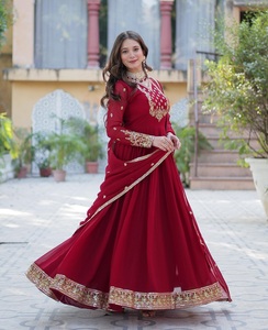 ชุดเดรส Anarkali ผ้าจอร์เจตต์ลายดอกไม้ประดับเลื่อมหรูหราสำหรับผู้หญิงรุ่นล่าสุด พร้อมผ้าคลุมไหล่หนักประดับด้วยงานปักอย่างประณีต - Product Image 1