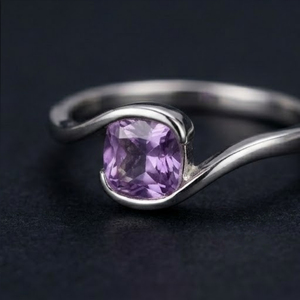 Anillo de Plata de Ley 925 con Gema Cuadrada Morada, Anillo Solitario Elegante y Minimalista con Acento de Cristal Lavanda - Product Image 4