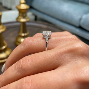 Bague à trois pierres en diamant de laboratoire 4 carats, taille baguette radiant, or 14 carats, clarté VS, couleur EF, certifiée IGI, plaquée rhodium - Product Image 3