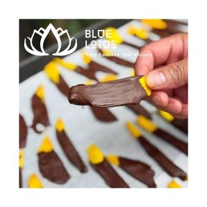 Disponible : Snack de mangue séchée sucrée et durable enrobée de chocolat - Product Image 1
