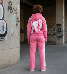 Ensemble de survêtement personnalisé en velours technique uni, anti-bactérien, avec patchs effet vieilli et strass, comprenant un sweat à capuche et un pantalon de survêtement évasé, coupe courte, effet délavé à l'acide - Product Image 2