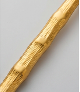 Juego de cubiertos dorados de 5 piezas, diseño moderno, mango martillado, apto para lavavajillas, para uso en la mesa de comedor. - Product Image 3