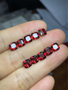 โกเมนธรรมชาติ / 9 x 9 มม. / คุณภาพ IVSI / โกเมนสีแดงจากโมซัมบิก / รูปทรงคุชชั่น / เจียระไนเหลี่ยม / 3.50 กะรัต / พลอยเม็ดเดี่ยว - Product Image 1