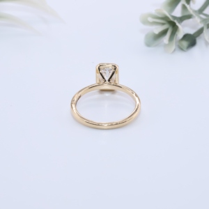 Bague solitaire minimaliste en or jaune massif avec diamant de laboratoire taille émeraude, monture élégante à galerie ouverte, pour fiançailles et anniversaire - Product Image 2