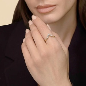 Bague de mariage en or jaune 9 carats avec diamant de laboratoire taille ronde 1,50 carat, couronne, diadème et motif chevron en V pour femme, bijoux fins personnalisés - Product Image 6