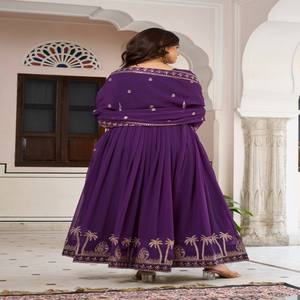 VASTRA COTTAGE Lehenga de Georgette Sintética de Diseño con Gran Vuelo, Choli Bordado y Dupatta con Lentejuelas, Elegante Atuendo de Boda - Product Image 4