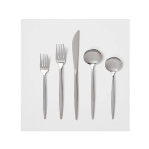 Couverts en métal de luxe pour service de table, conçus pour des occasions de repas élégantes et des réceptions familiales harmonieuses - Product Image 2