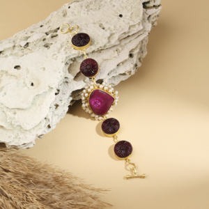 Pulsera de lujo hecha a mano con perlas de piedra tallada floral – Latón chapado en oro - Product Image 1