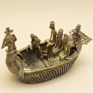 Barco de latón Dhokra hecho a mano con diseño de pavo real y músicos tribales, arte metálico tradicional indio para exportación al por mayor - Product Image 1