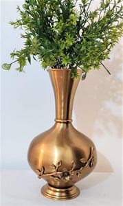 Vase à fleurs Surabhi en aluminium doré artisanal, objet décoratif en métal pour la maison, le salon, la chambre et le bureau - Product Image 6