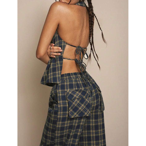 Ensemble coordonné deux pièces gothique à carreaux cramoisies, style punk rétro, avec haut licou et bas cargo utilitaire à jambes larges, dos ouvert et peplum - Product Image 5