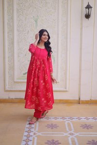 Elegante Conjunto de Kurta de Seda Rosa, Kurti de Diseñador con Bordado Detallado, Atuendo Étnico Ligero para Ocasiones Festivas - Product Image 2