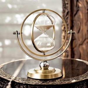 Sablier moderne en laiton avec cadre métallique rotatif et design en verre, style Mid-Century, fait main, portable, pour un chronométrage précis - Product Image 5