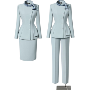 Costume pantalon femme en laine et polyester bleu clair avec col cranté et fermeture boutonnée, manches longues, infroissable, couleur unie - Product Image 3