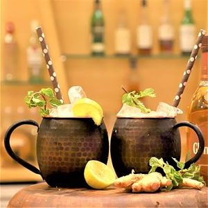 Taza Moscow Mule de cobre hecha a mano con acabado martillado, ideal para cócteles, whisky, vodka y bebidas frías. - Product Image 1