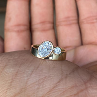 Anillo de compromiso de moissanita de plata de ley chapado en oro con corte ovalado, diseño único grueso Toi et Moi, engaste de bisel, para propuesta de matrimonio
