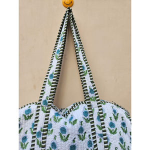 Sac de sport indien matelassé Lanie fait à la main avec un charmant imprimé de blocs floraux ajoutant une touche féminine et artisanale - Product Image 5
