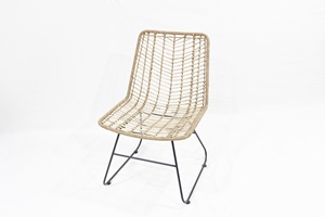 Chaise de salle à manger moderne en rotin tressé avec pieds en métal noir robustes - Product Image 3