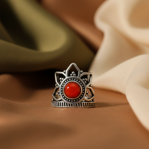 Bague Couronne Corail Rouge Faite à la Main Style Bohème Vintage Lotus Laiton Plaqué Argent/Or Unisexe Pierre Précieuse Légère et Tendance - Product Image 4