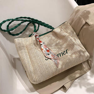 Transformez votre garde-robe saisonnière avec ce sac élégant en fil naturel, orné d'un imprimé lettrage estival et doté de poignées d'épaule, maintenant disponible. - Product Image 2