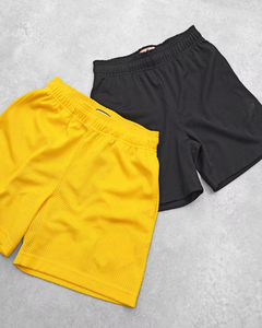 Shorts respirants en maille pour hommes, taille élastique, couleur unie, style sportif, jaune et noir, en tissu tricoté polyester - Product Image 1