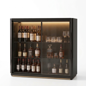 Meuble bar Argmac de luxe moderne en bois massif et verre cannelé avec portes coulissantes, éclairage intégré, design autoportant - Product Image 1