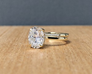 Anillo de Compromiso con Halo Oculto de Moissanita de Corte Ovalado de 2.90 Ct, Oro Blanco/Amarillo de 14K, Lujoso Anillo de Boda y Aniversario para Mujer - Product Image 3