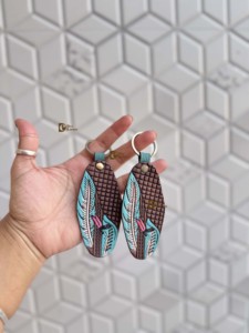 Hottest Arrival Hand Tooled Leather Key Chain Turquoise <b>Colour</b> Oval <b>Shape</b> Embossing Printing Key Earrings Lightweight - Product Image 3