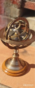 Modelo de Esfera Armilar de Latón Chapado en Oro |   Globo Astronómico Decorativo de Estilo Antiguo Moderno |   Adorno Circular de Mesa de 5 Pulgadas Hecho a Mano - Product Image 5