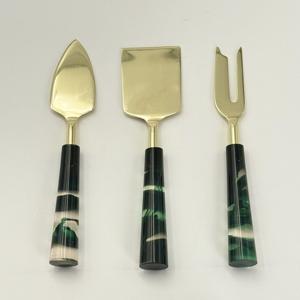 Elegante Juego de Herramientas para Queso con Mangos de Resina Negra y Cuchillas Premium para Cortar, Rebanar y una Presentación con Estilo en la Mesa - Product Image 3