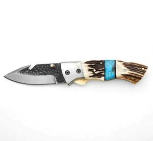 Couteau utilitaire compact à ouverture manuelle avec manche en corne de cerf et incrustation turquoise sur le dos - Product Image 1