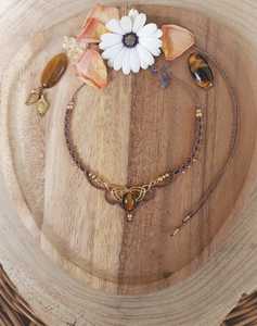 สร้อยคอหินไทเกอร์อายทำมือสไตล์โบฮีเมียน พร้อมจี้หินธรรมชาติ เชือกสีน้ำตาลปรับได้ ประดับด้วยลูกปัดสีทอง หินบำบัด - Product Image 1