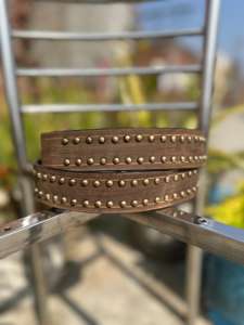 Ceinture en cuir de vachette cloutée de style vintage, faite à la main, avec finition en fourrure et boucle en acier robuste, toutes les longueurs disponibles - Product Image 2