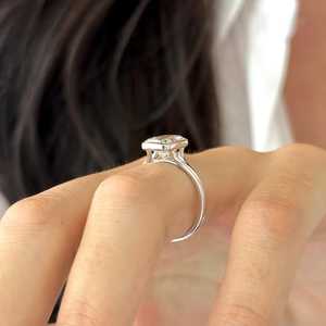 Bague de fiançailles en or blanc 14 carats à double sangle, sertie d'un diamant de laboratoire coussin allongé de 3 carats, style Art Déco, certifiée IGI - Product Image 6
