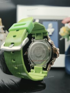 Reloj Digital con Incrustaciones de Diamantes de Imitación VVS, Bisel de Moissanita, Correa de Goma Verde, Esfera Redonda, Resistente al Agua 20 BAR, Estilo Lujoso Unisex - Product Image 2