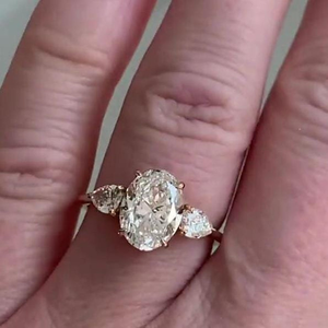 Anillo de compromiso ovalado con circonita cúbica solitaria y piedras laterales en forma de pera, halo oculto, oro macizo de 10K, engaste de garra, anillo de boda, regalo de aniversario - Product Image 1